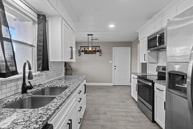 Building Photo - 1308 Laurel Ave