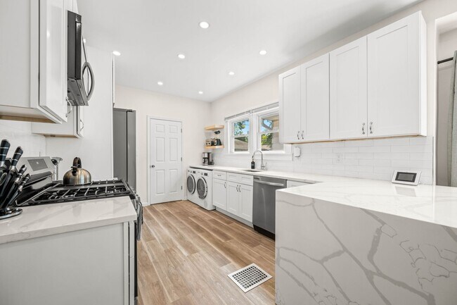 Building Photo - 1215 N Warman Ave