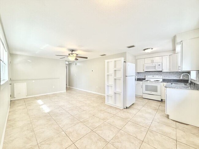 Building Photo - 5852 Monroe St