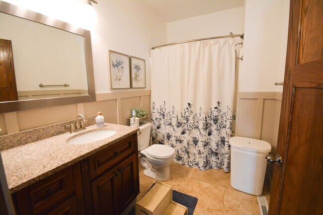 Building Photo - Updated Home with Pond Views in NW Rochester location!
