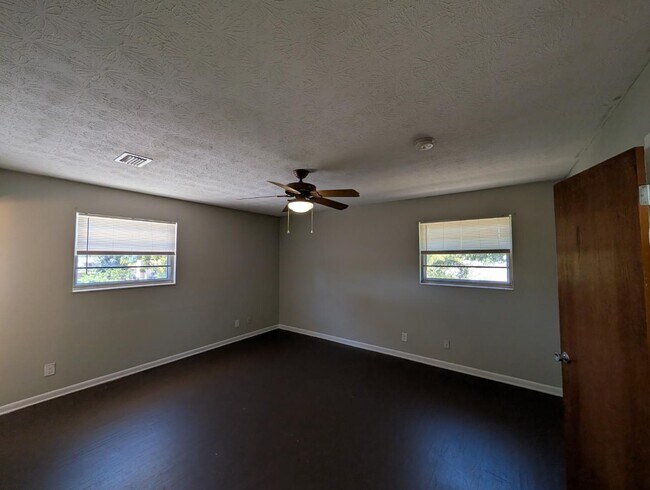 Building Photo - 2834 Woodland Dr