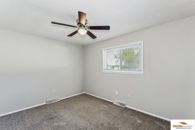 Building Photo - 3 bedroom 2 bath duplex - SE Wichita