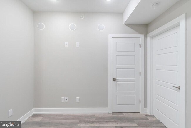 Building Photo - 103 E Duval St