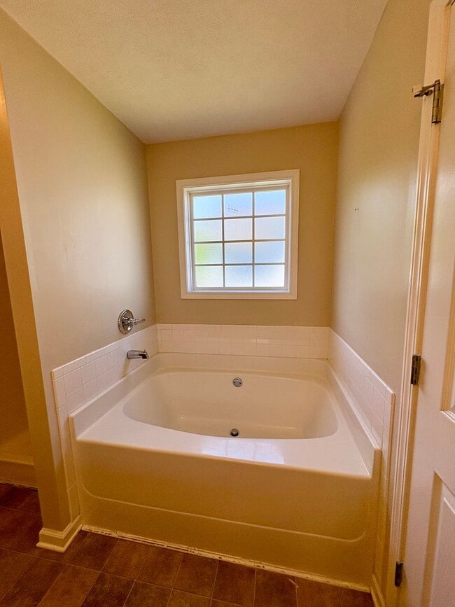 Building Photo - Nice home awaiting you to call home today- close to shopping and dining