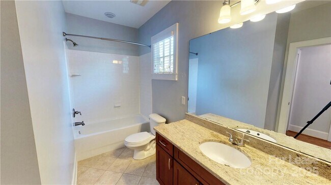 Building Photo - 2213 Roslyn Ave