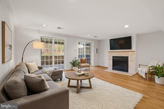 Building Photo - 7393 Swan Point Way