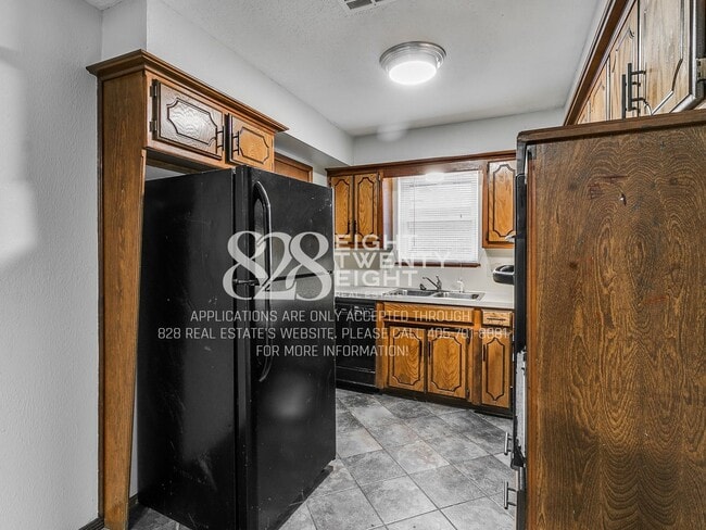 Building Photo - *COMING MAY 2026* Charming 3 Bed/1.5 Bath Single Family Home in West Norman