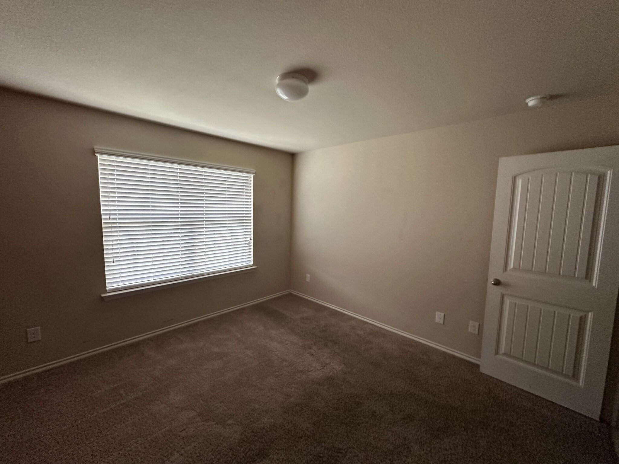 Building Photo - 542 Clearlake Dr
