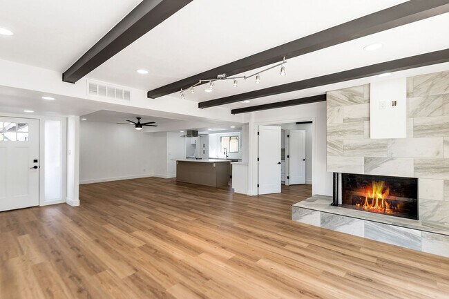 Building Photo - Remodeled 3 Bed 2 Bath 2 Car Garage Unfurnished 12 month lease with bonus room and AC in 2 car ga...