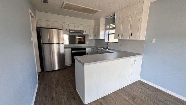 Building Photo - Three Bedroom Cozy Home Recently Remodeled!
