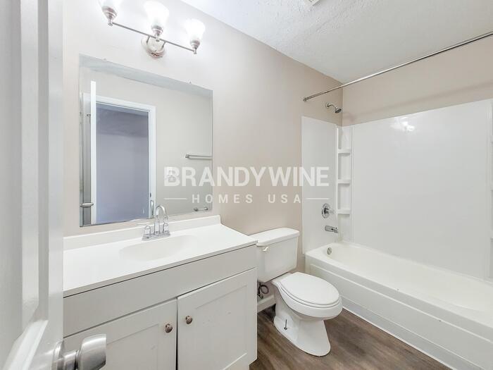 Building Photo - 605 Woods Crossing Ln