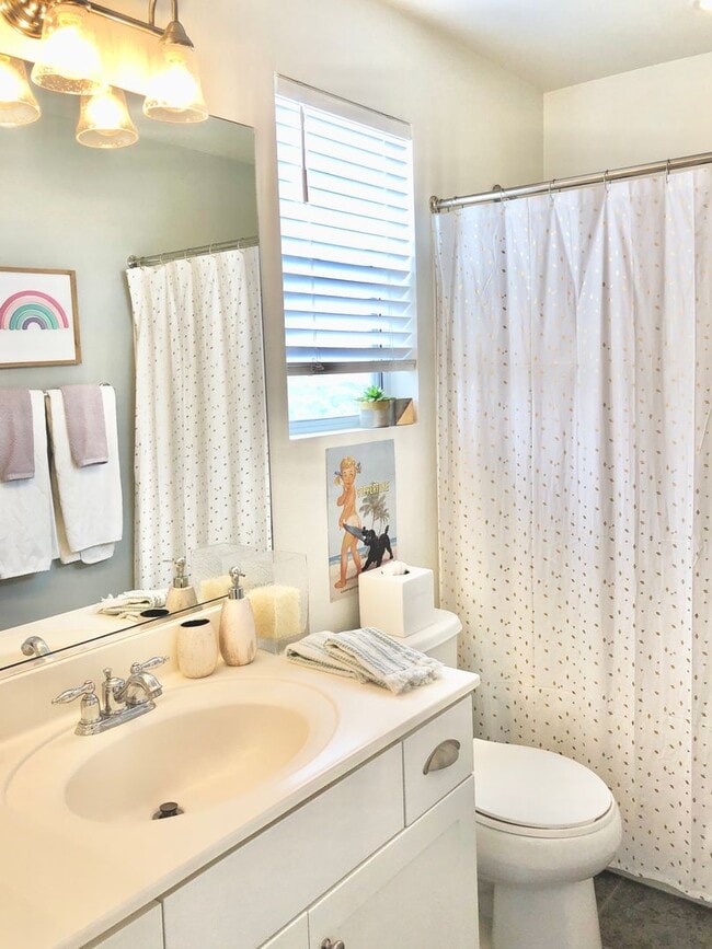 Building Photo - Beautifully Upgraded & Appointed End Condo...