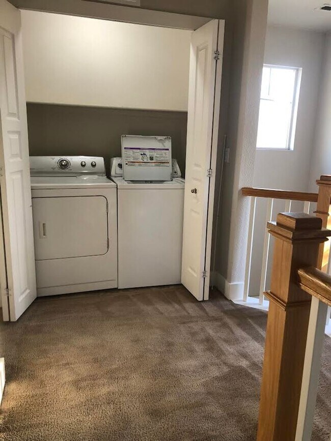 Building Photo - Charming 2br 1.5ba Two Level Condo in Dist...