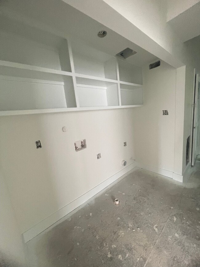 Building Photo - 611 E 39th St