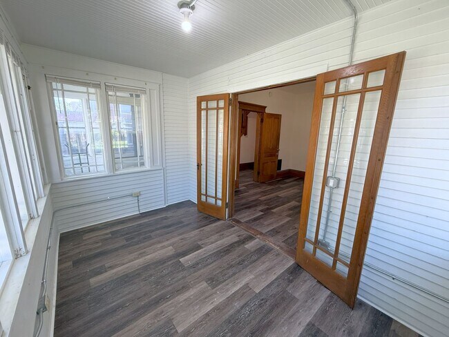 Building Photo - 116 Lathrop St