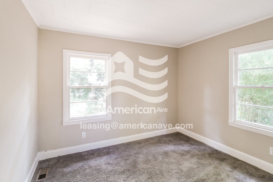 Building Photo - 136 Evergreen St