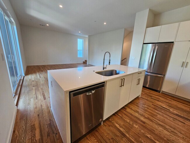 Building Photo - Minutes from Downtown, Uptown, Henderson, ...
