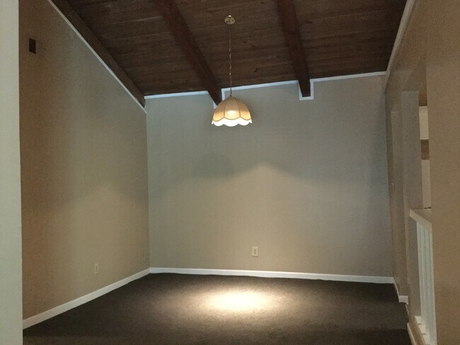 Building Photo - Great Condo Unit Available For Only $1,100...