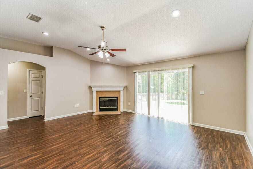 Building Photo - 2507 Creekfront Dr