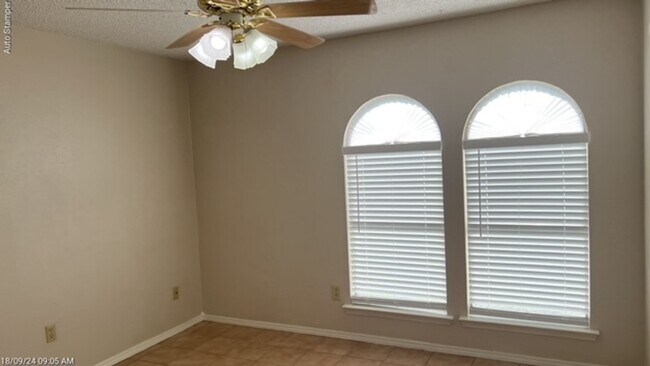 Building Photo - 3911 Firethorn Dr