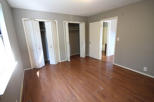 Building Photo - Now Available! 1 bedroom 1 bathroom in Ros...