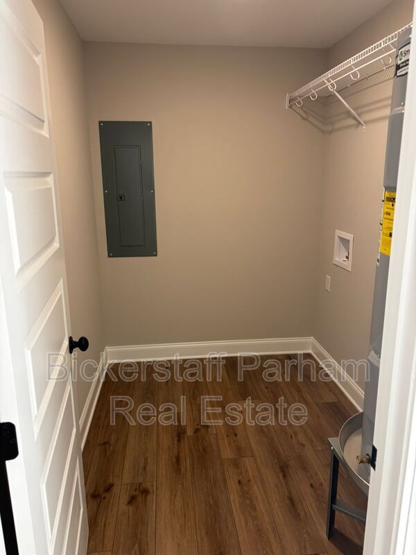 Building Photo - 280 Young Ln