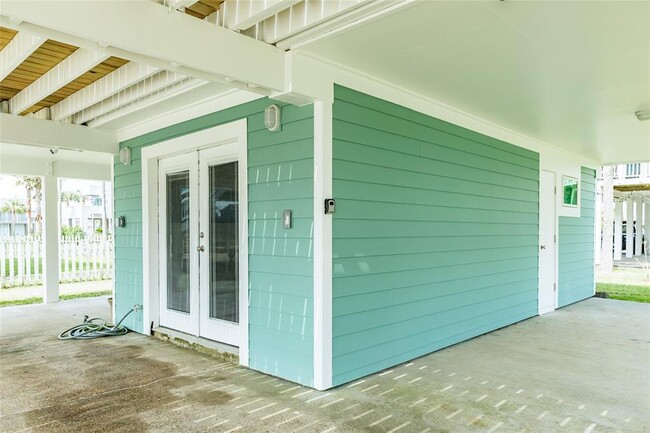 Building Photo - 13638 Pirates Beach Blvd