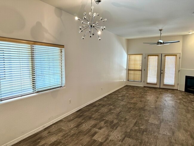 Building Photo - Gorgeous 2 bedroom / 2 bath condo in The E...