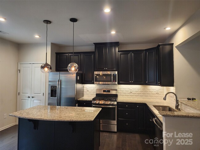 Building Photo - 1229 Queen Lyon Ct