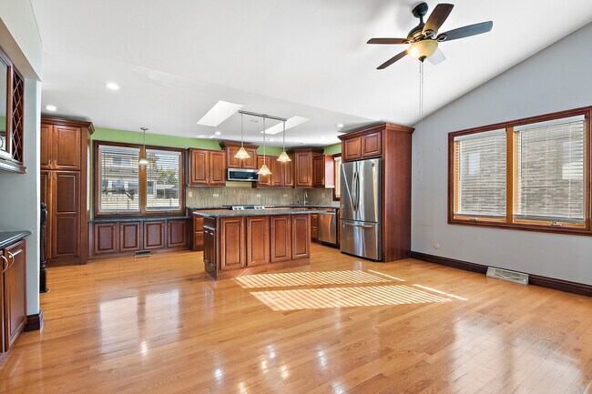 Building Photo - 13050 Meadowview Ln