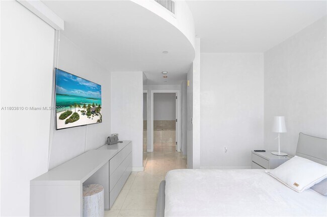 Building Photo - 17121 Collins Ave
