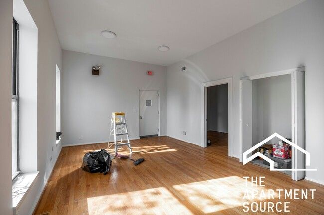 Building Photo - 648 N Damen Ave