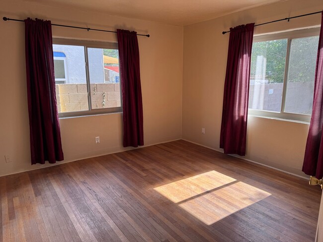 Building Photo - 2 Bedroom, 1 Bathroom Home near Nob Hill/UNM/UNMH