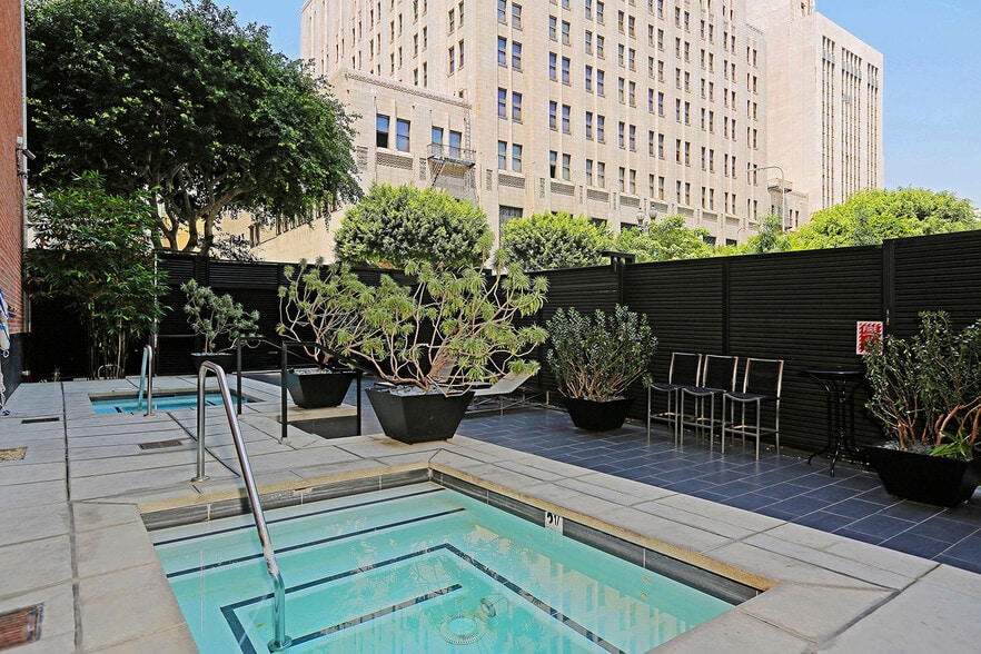 Building Photo - 460 S Spring St