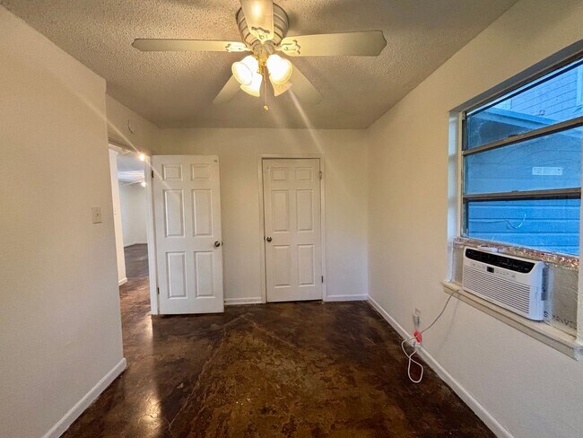 Building Photo - 2/1 House in Hip East Austin!