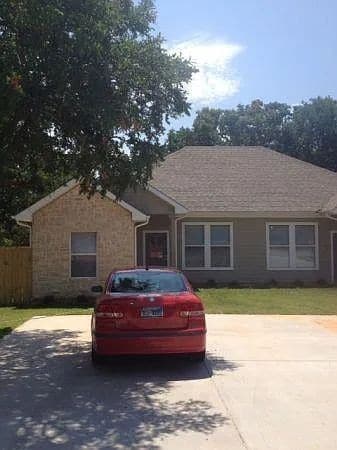 Building Photo - 3 bedroom 1 bath duplex