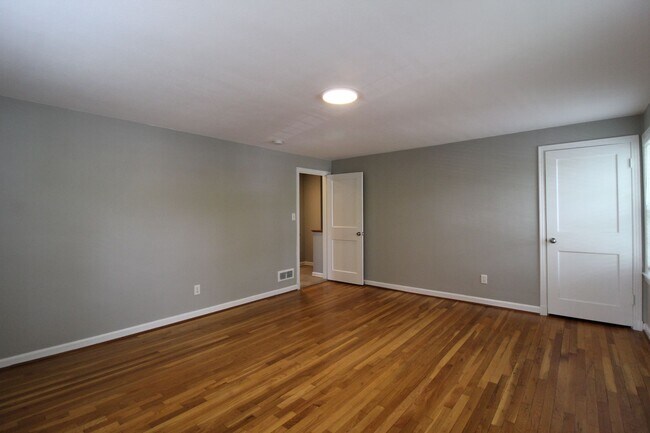 Building Photo - May FREE On This 2 Bedroom 1 Bath Duplex In The Waldo Area