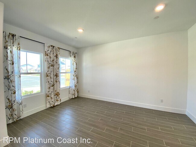 Building Photo - 4 br, 2.5 bath House - 978 Lester Ave.