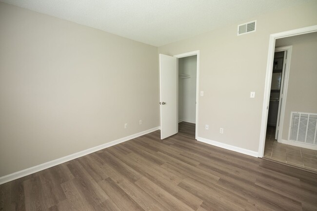 Building Photo - 2 Bed, 1 Bath Condo off Wendover Ave Green...