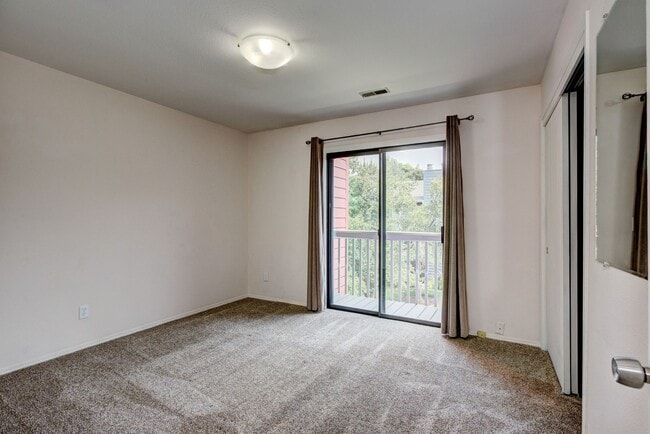 Building Photo - Central 2 bed 1.5 bath Townhouse