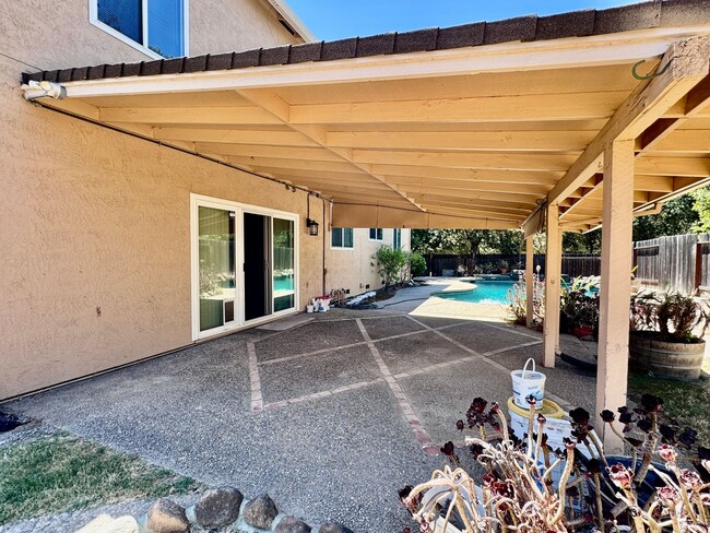 Building Photo - NOW AVAILABLE - 4 BED, 3 BATH, 2 CAR GARAG...