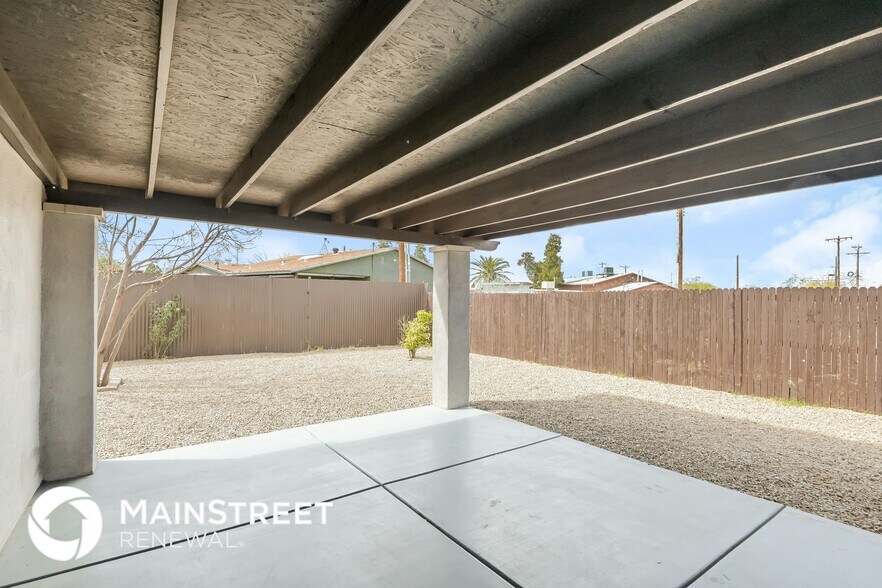 Building Photo - 3126 S Naco Vista