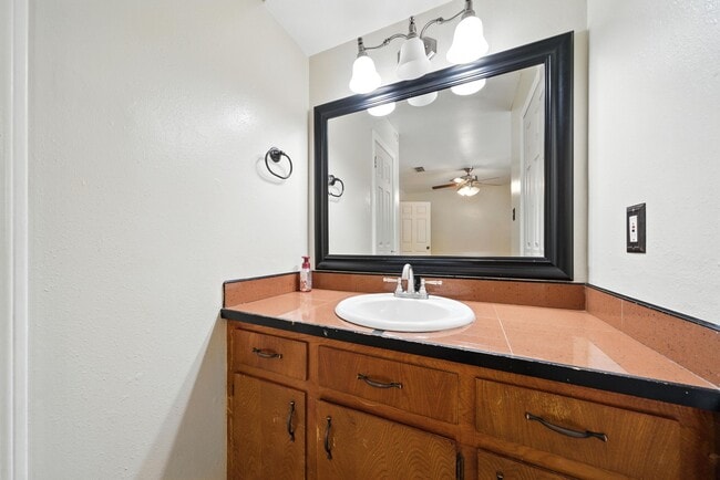 Building Photo - 10666 Hazelhurst Dr