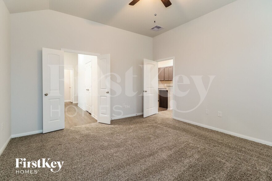 Building Photo - 14755 Country Club Dr