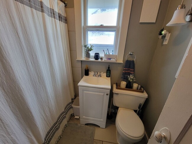 Building Photo - AVAILABLE JUNE - 3 Bed, 1 Bath Home close to Chester Park