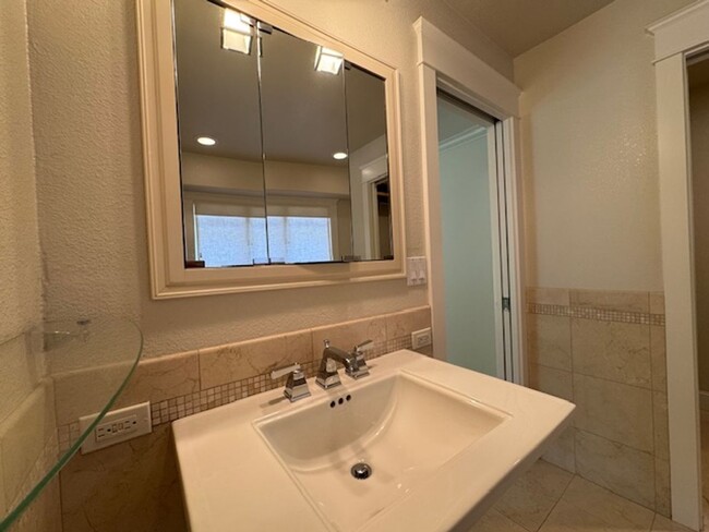 Building Photo - Beautiful updated single level Lafayette h...