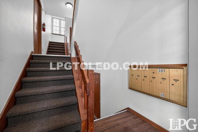 Building Photo - 811 Hilltop Ln