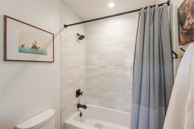 Building Photo - 1300 Perez St