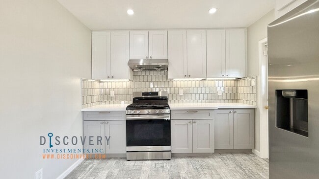 Building Photo - 4 Bedroom Mid-Century Oakmore Home With Views of Bay