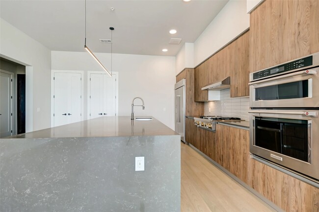 Building Photo - 510 W 20th St